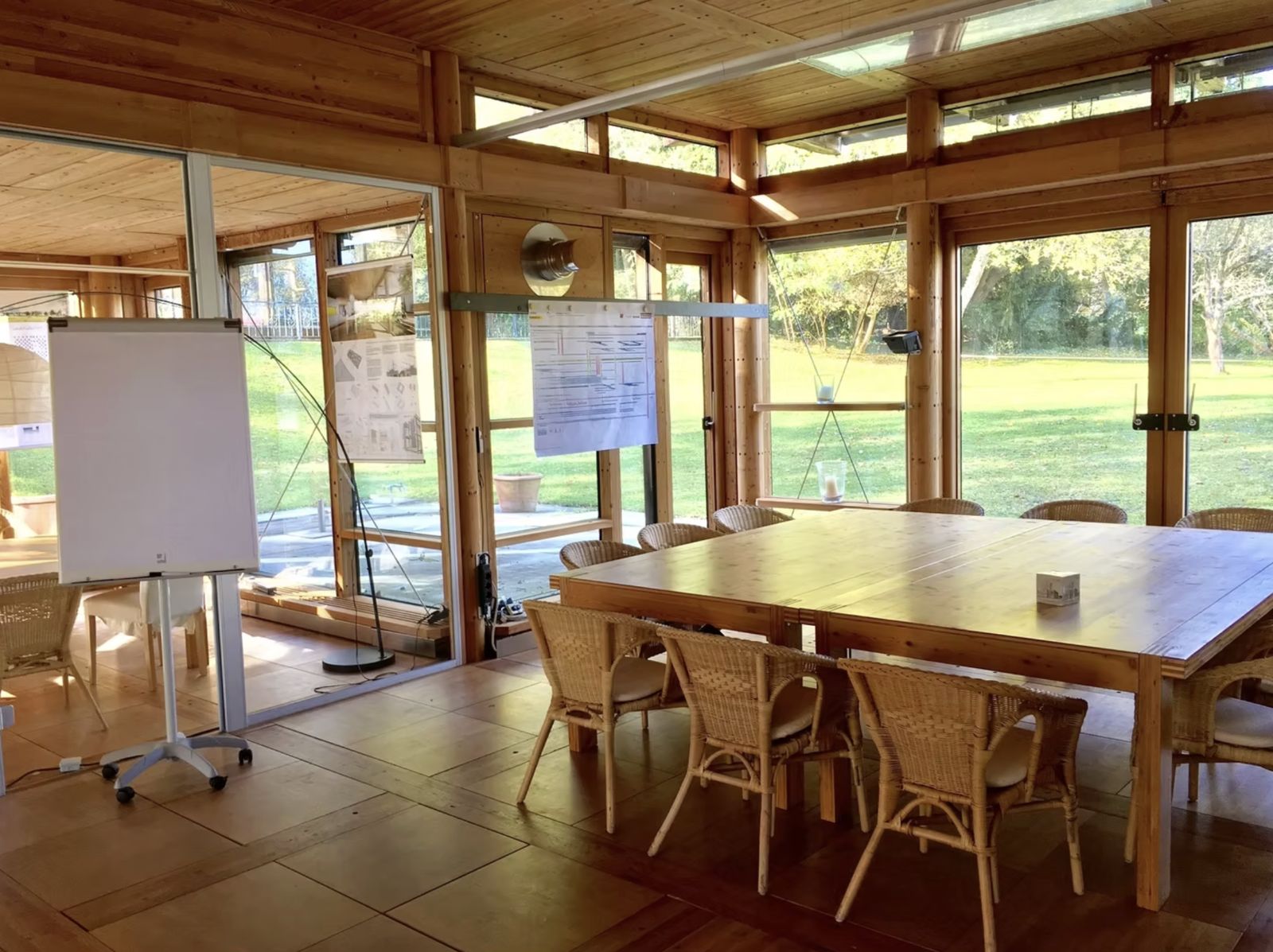 Büro von Clara Haffner mit großem Holztisch und Blick in den Garten